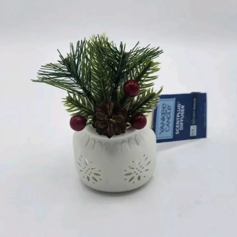 Yankee Candle Scent Plug Diffuser Light Sensor Christmas Holly Pinecone Light Up
